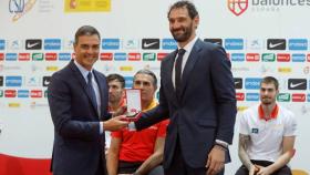 Pedro Sánchez recibe una medalla de manos del presidente de la Federación Española de Baloncesto, Jorge Garbajosa