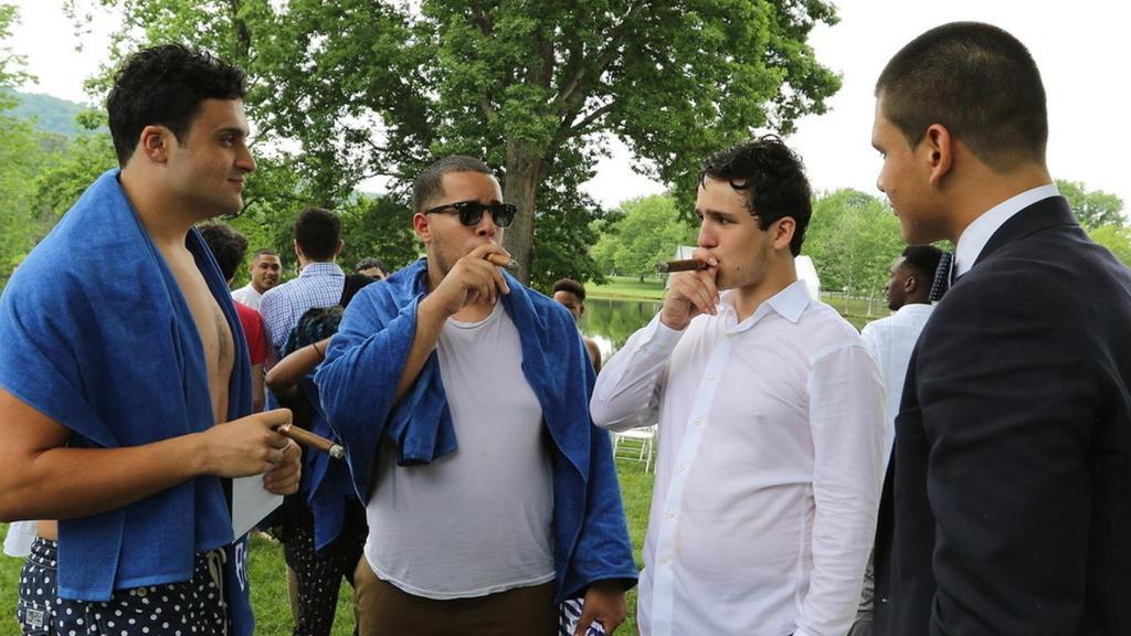 Froilán y sus compañeros de Blue Ridge School celebrando su graduación fumando un puro.