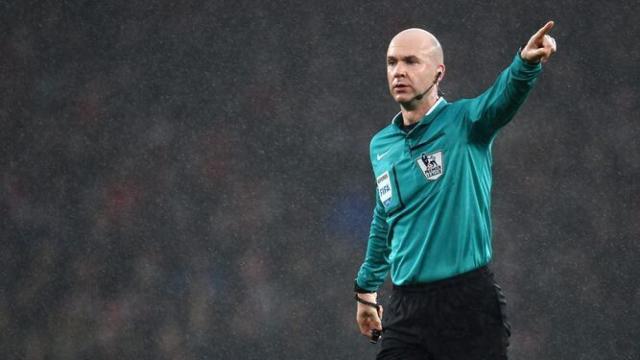 Anthony Taylor en un partido.