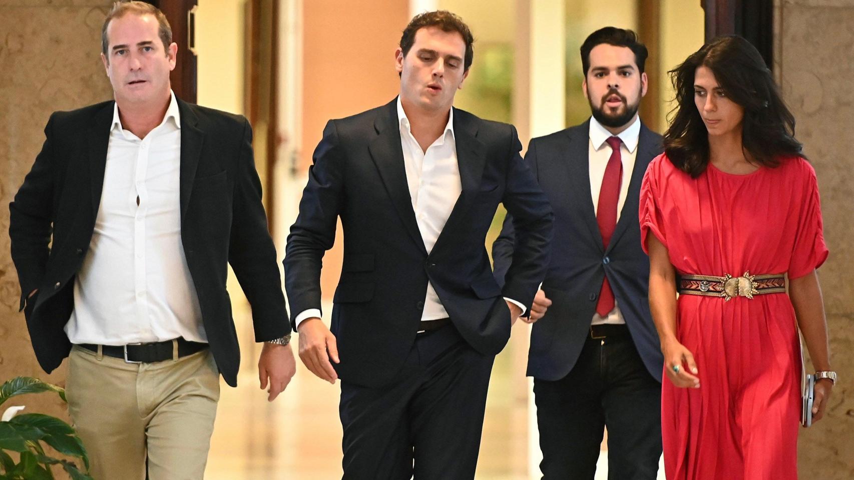 Rivera junto a su equipo llegando a la reunión con Casado este lunes en el Congreso