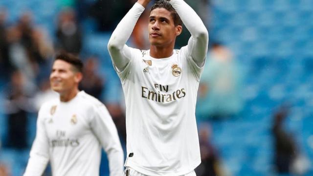 Varane saluda al público del Santiago Bernabéu. Foto: Twitter (@raphaelvarane)