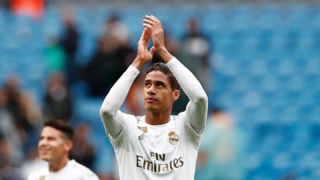 Varane saluda al público del Santiago Bernabéu