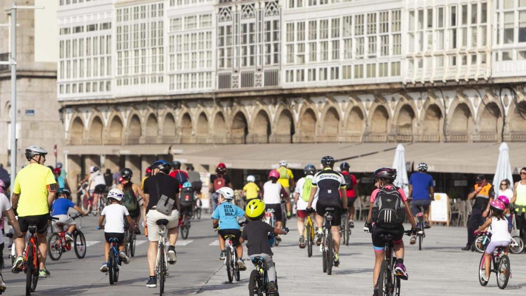 Una jornada de bicicleta celebrada en el centro de A Coruña.