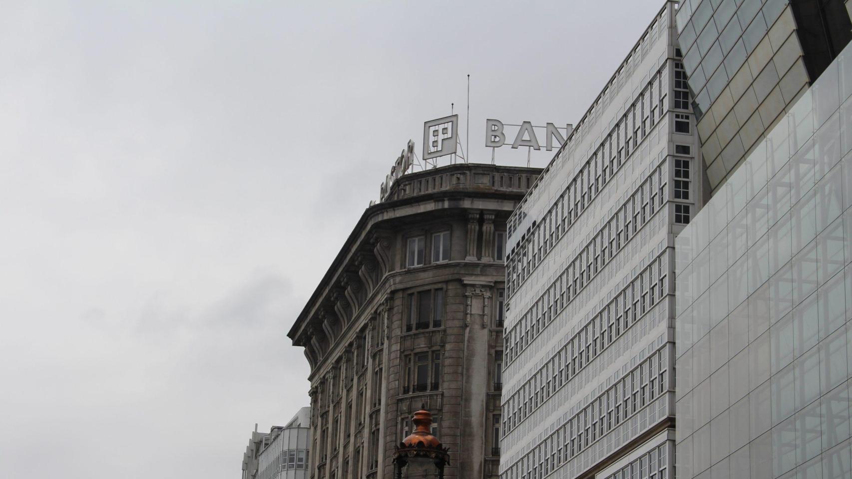 La última huella del Banco Pastor: el letrero de los Cantones de A Coruña