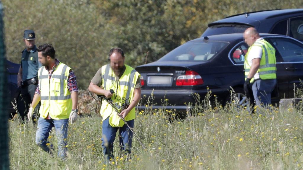 Agentes de los TEDAX buscando el arma del crimen.