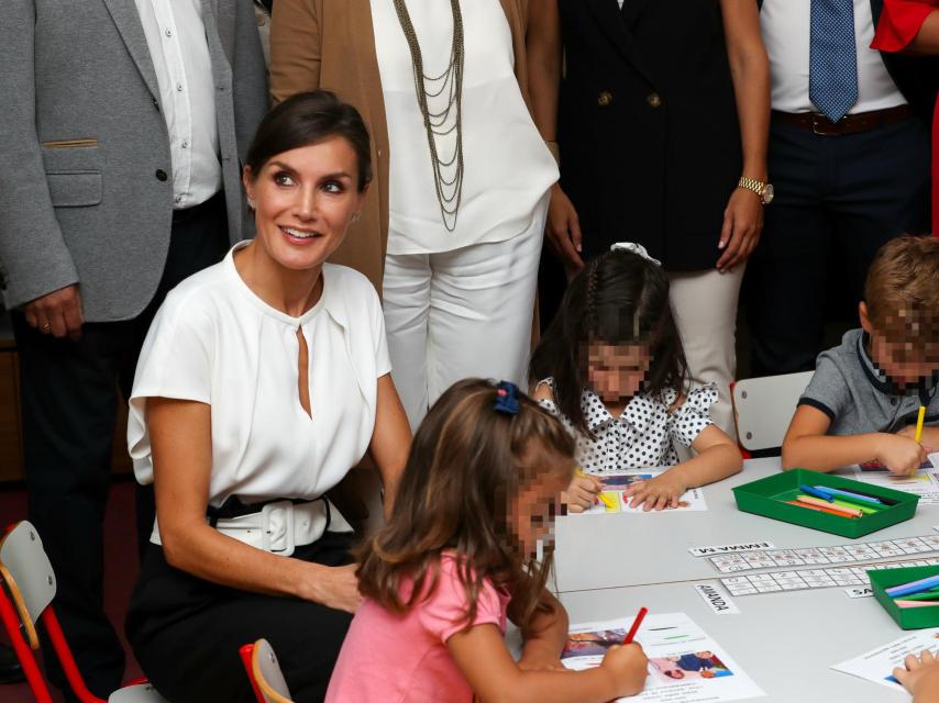 La reina Letizia en la mesa de los niños en el centro Batalla de Pavia.