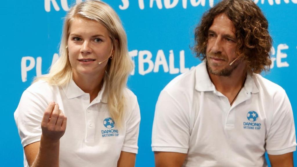 Ada Hegerberg y Carles Puyol.