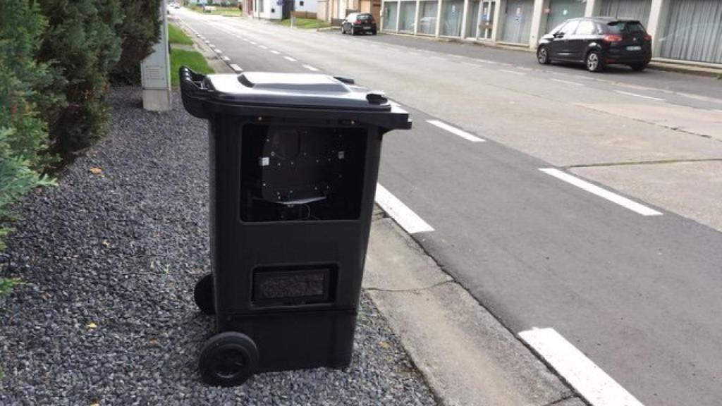 Un radar metido en un cubo de basura