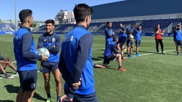 Jugadores del Fuenlabrada, en un entrenamiento. Foto: Twitter (@CFuenlabradaSAD)