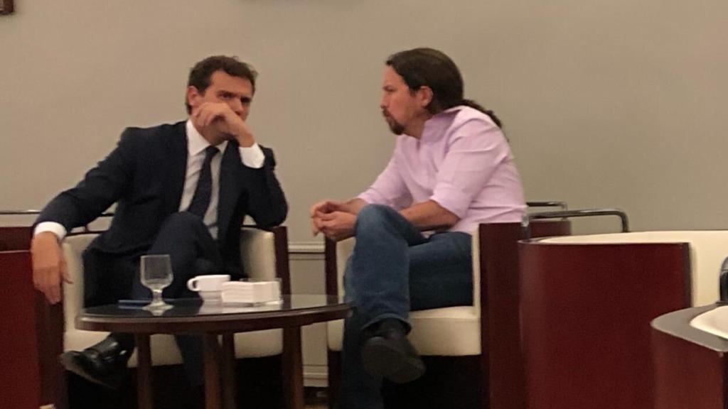 Albert Rivera y Pablo Iglesias, este martes en la cafetería del Congreso de los Diputados.