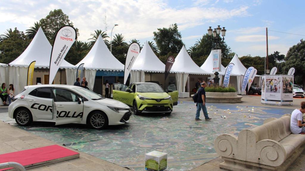 Empresas privadas promocionan sus vehículos en el Obelisco.