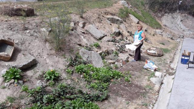 Obdulia va cultivando día a día el jardín