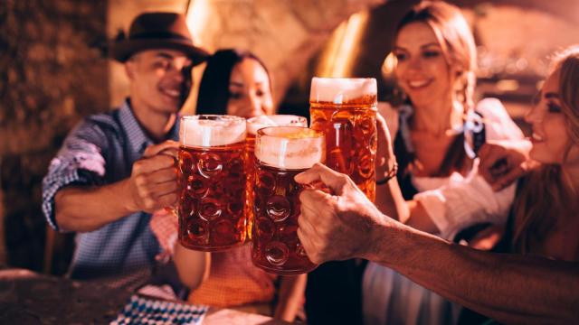 Un oktoberfest en alta mar: la fiesta cervecera de la Rochester en la ría de A Coruña