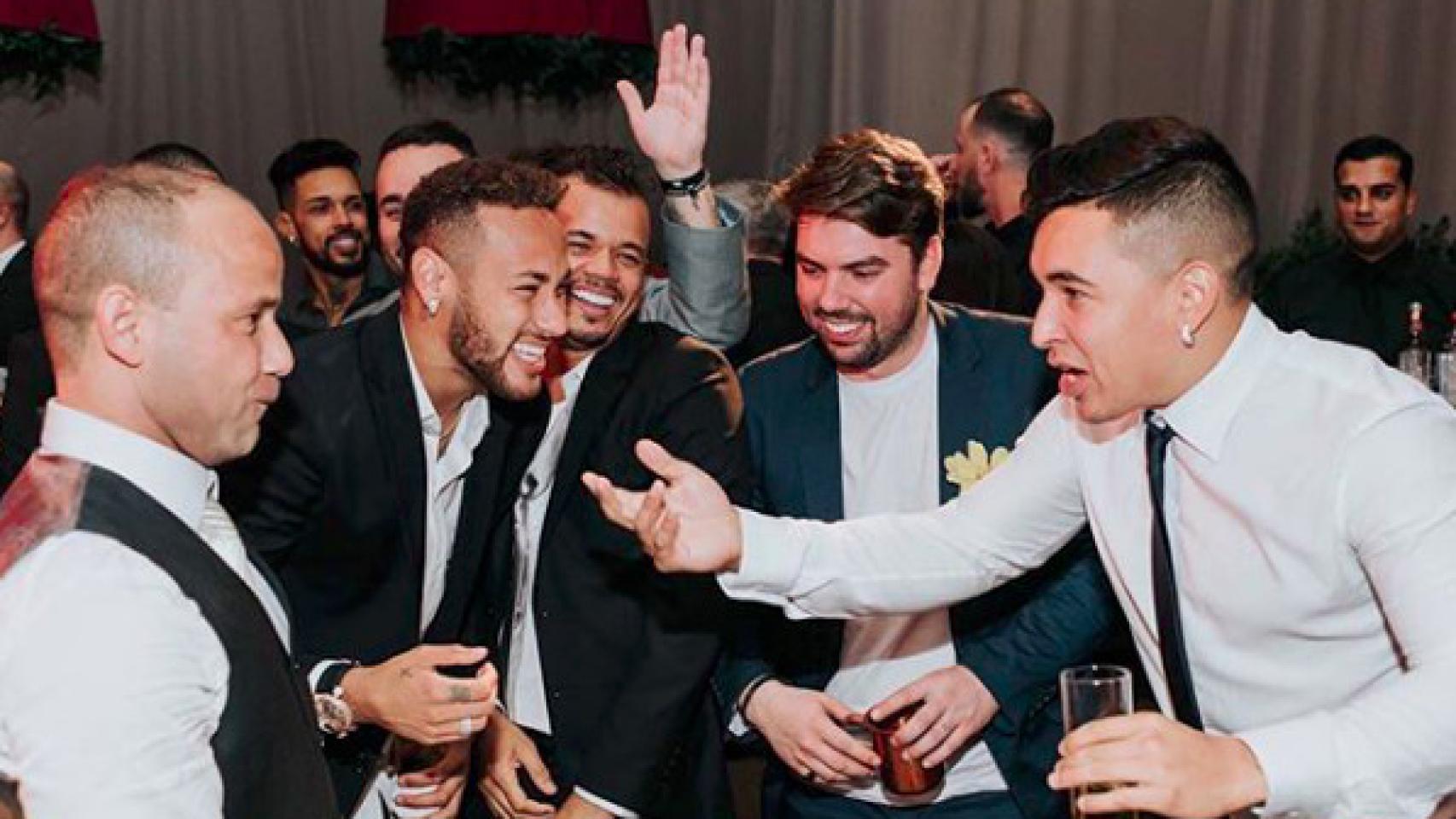 Neymar, junto a los 'toiss'. Foto: Instagram (@gilcebola)