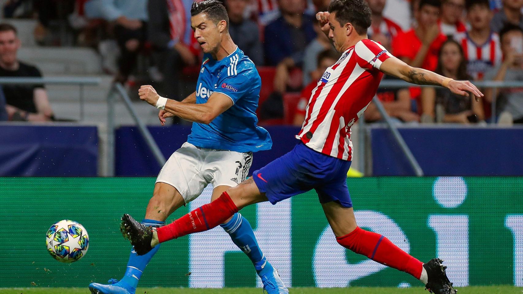 Ronaldo y Giménez, en un momento del partido