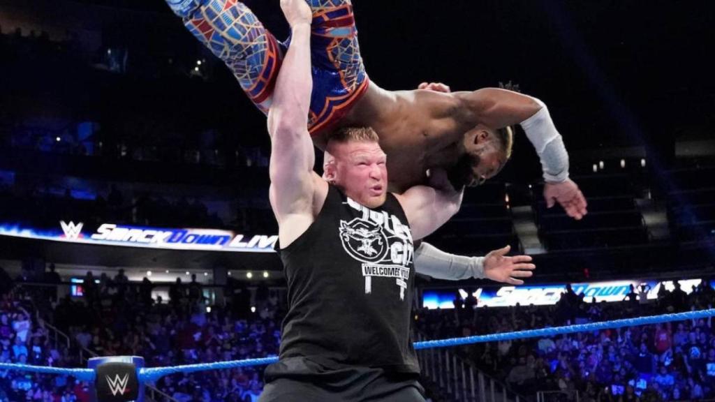 Brock Lesnar hace un F5 a Kofi Kingston