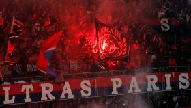 Los ultras del PSG encienden bengalas durante el partido