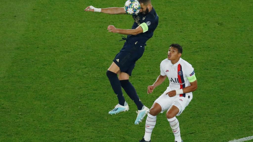 Benzema se adelanta a Thiago Silva en un balón aéreo