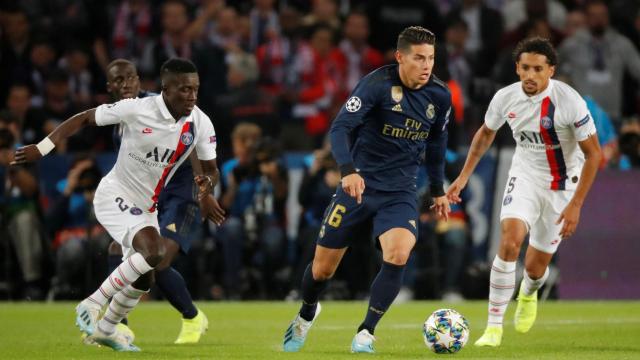 James Rodríguez perseguido por Idrissa Gueye y Marquinhos