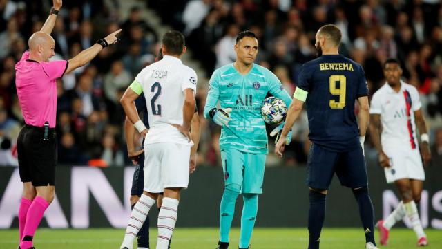 El árbitro invalida un gol de Benzema