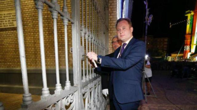 El alcalde de Albacete, Vicente Casañ, echa este martes el cierre a las Puertas de Hierro de la Feria de Albacete. Foto: Masquealba