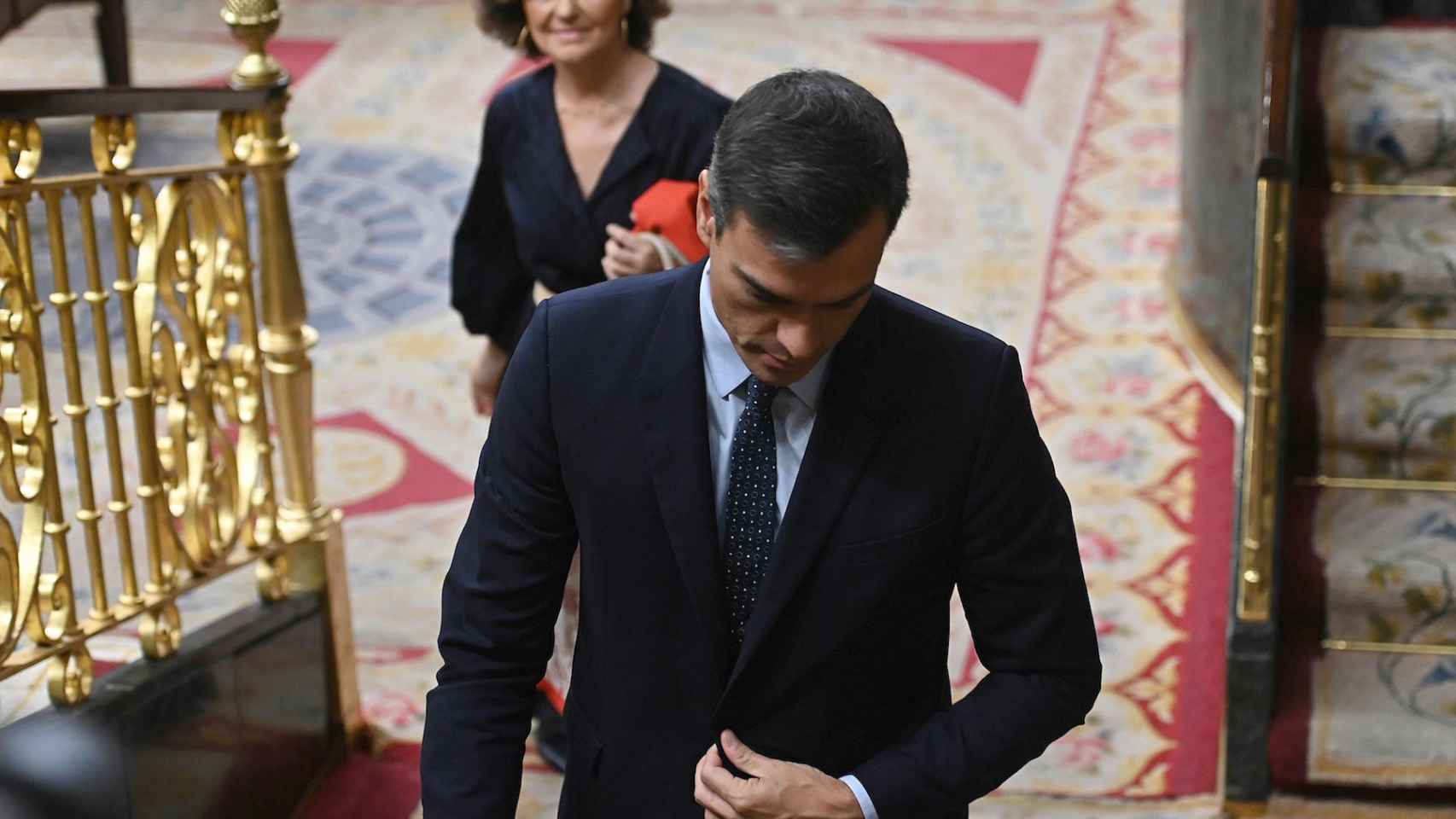 Pedro Sánchez, presidente del Gobierno, con Carmen Calvo detrás, este miércoles en el Congreso.
