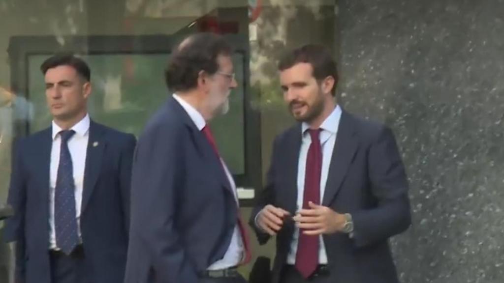 Pablo Casado y Mariano Rajoy tras almorzar cerca de Génova, captados por laSexta.