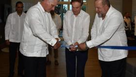 El elegido Primer Ministro de Cuba, el presidente del país y Gabriel Escarrer durante la inauguración del Hotel Meliá Internacional Varadero.