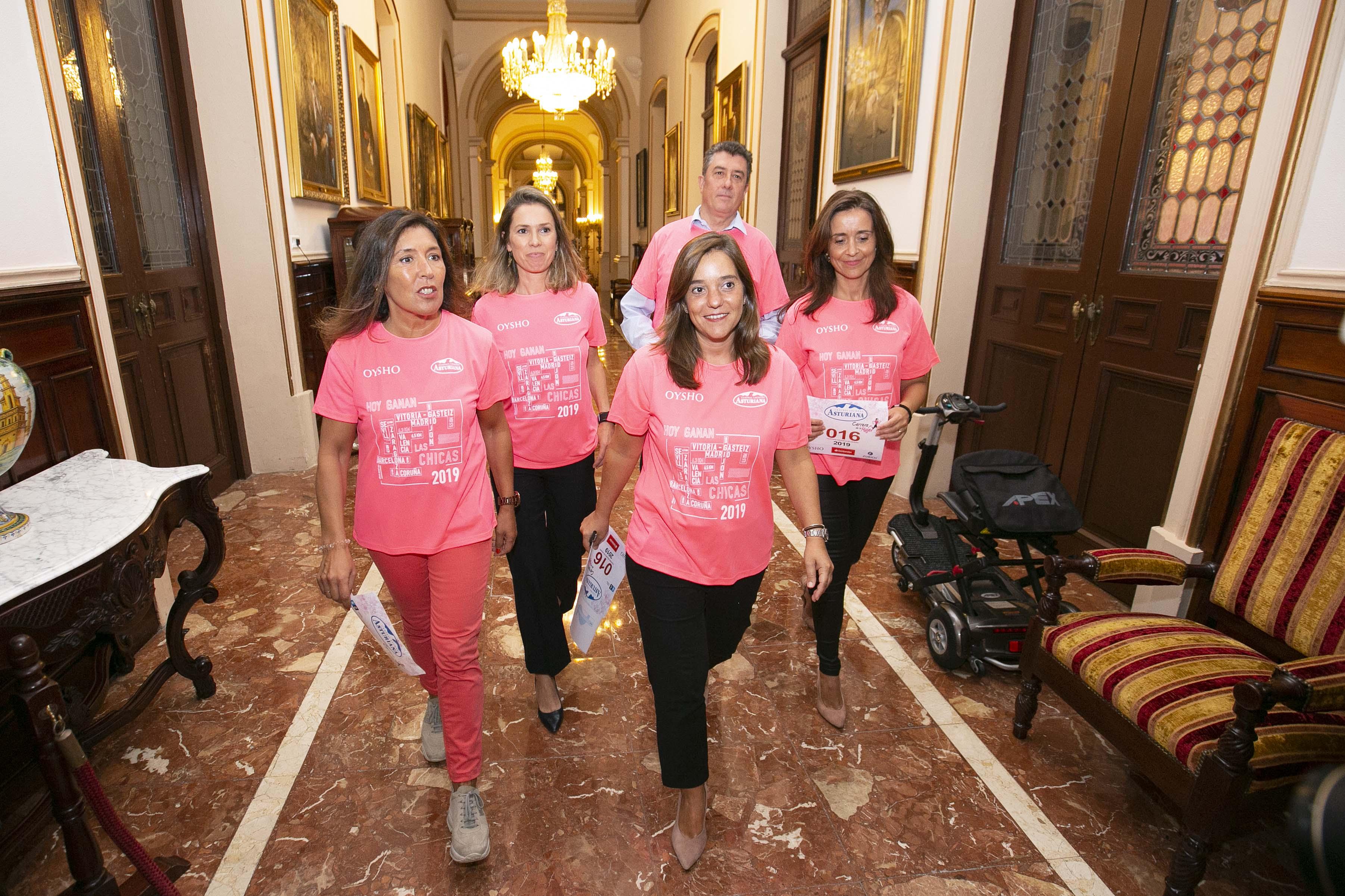 La alcaldesa y concejales de la corporación lucen las famosas camisetas rosas