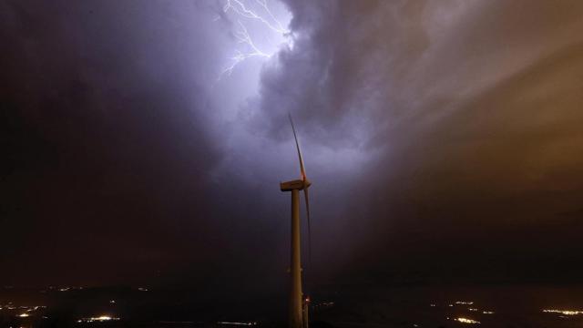 Un rayo cae en el parque eólico de El Perdón durante una tormenta.