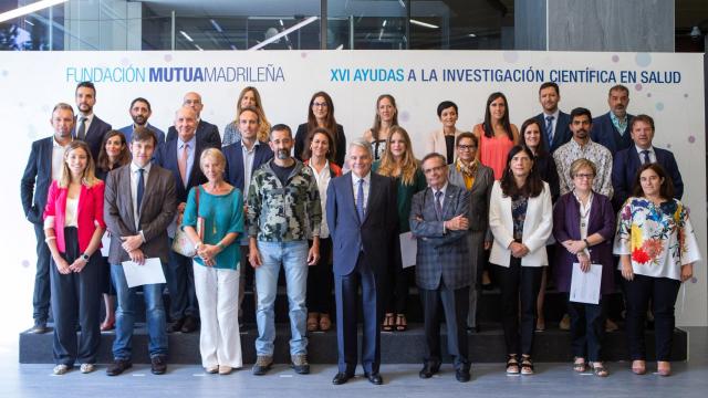 Ignacio Garralda, Rafael Matesanz y Pedro Cavadas con los investigadores beneficiarios de las ayudas otorgadas en la XVI Convocatoria de Ayudas Investigación Fundación Mutua.