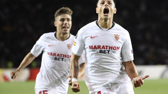 Chicharito celebra su gol con el Sevilla