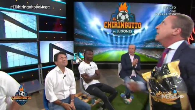 Cristóbal Soria entra al plató con un saco de fideos. Foto: Twitter (@elchiringuitotv)