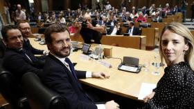 Pablo Casado junto a su secretario general, Teodoro García Egea, y sus portavoces parlamentarios durante la última reunión del grupo.