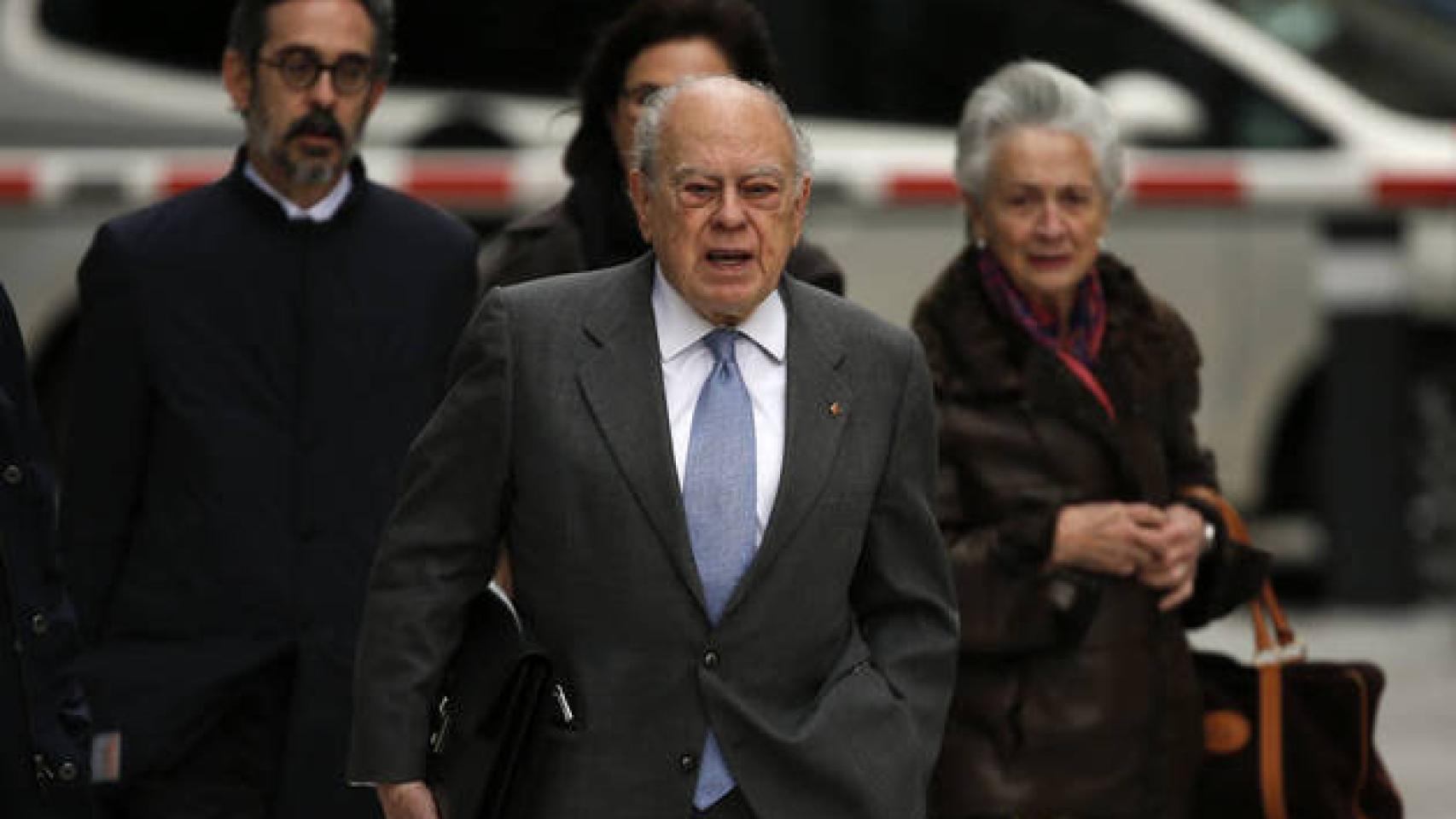 El expresident Pujol, su esposa y sus abogados, camino de la Audiencia Nacional en 2016/.