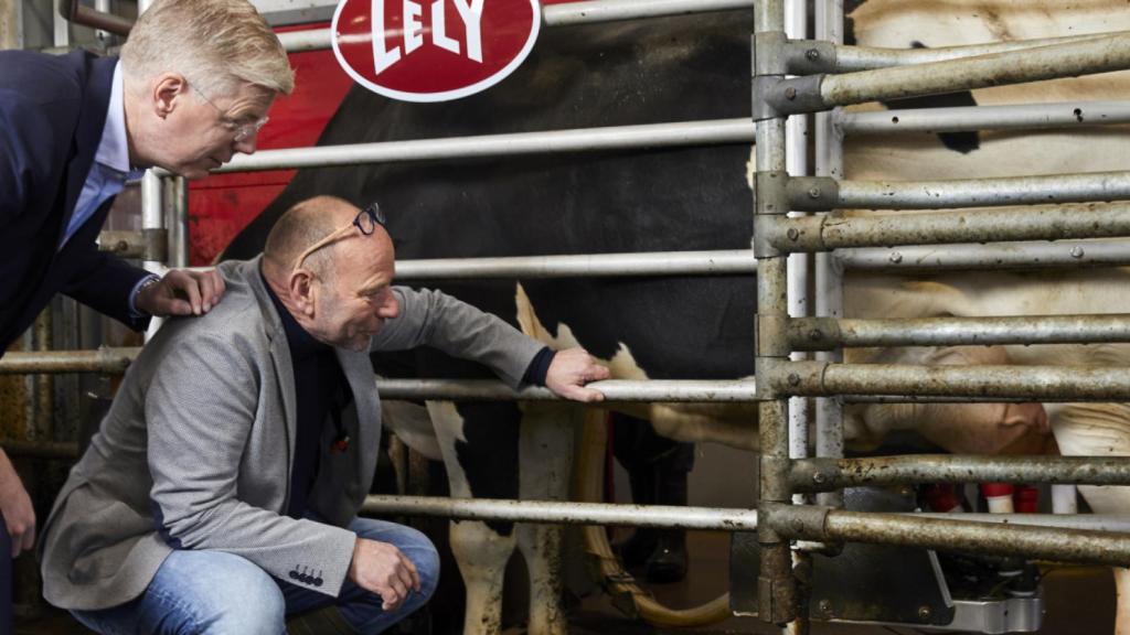 Karel van den Berg y Alexander van der Lely, en las instalaciones ganaderas de Lely Group en Holanda.