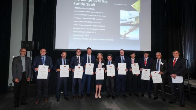 Adolfo Valderas (sexto por la derecha) y Santiago García Salvador (segundo por la derecha) de Dragados (ACS) recogiendo el premio al puente de Rande..