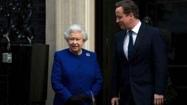La reina de Inglaterra Isabel II junto al ex primer ministro David Cameron, en una imagen de archivo.