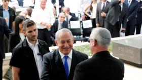 Netanyahu saluda a Gantz en una ceremonia de homenaje a Shimon Peres.
