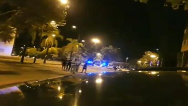 Los policías pararon al hombre antes de llegar a un control.