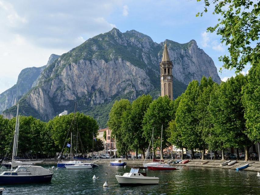 Lecco con la Iglesia de la Torre sobresaliendo en el paisaje.