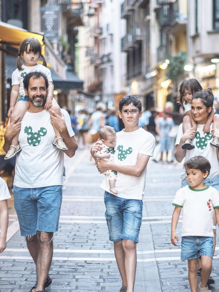 La familia al completo con las nuevas camisetas de Mickey x Green Cornerss.