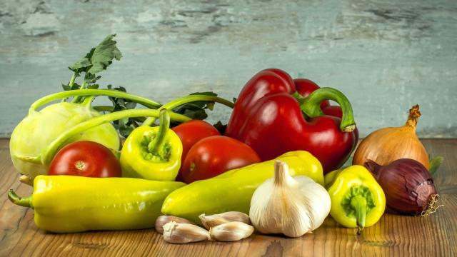 Un bodegón con una variedad de verduras.