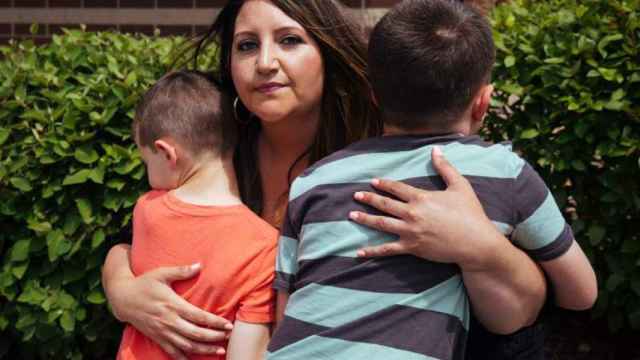 Danielle Rizzo, con sus  dos hijos autistas del mismo donante de semen.