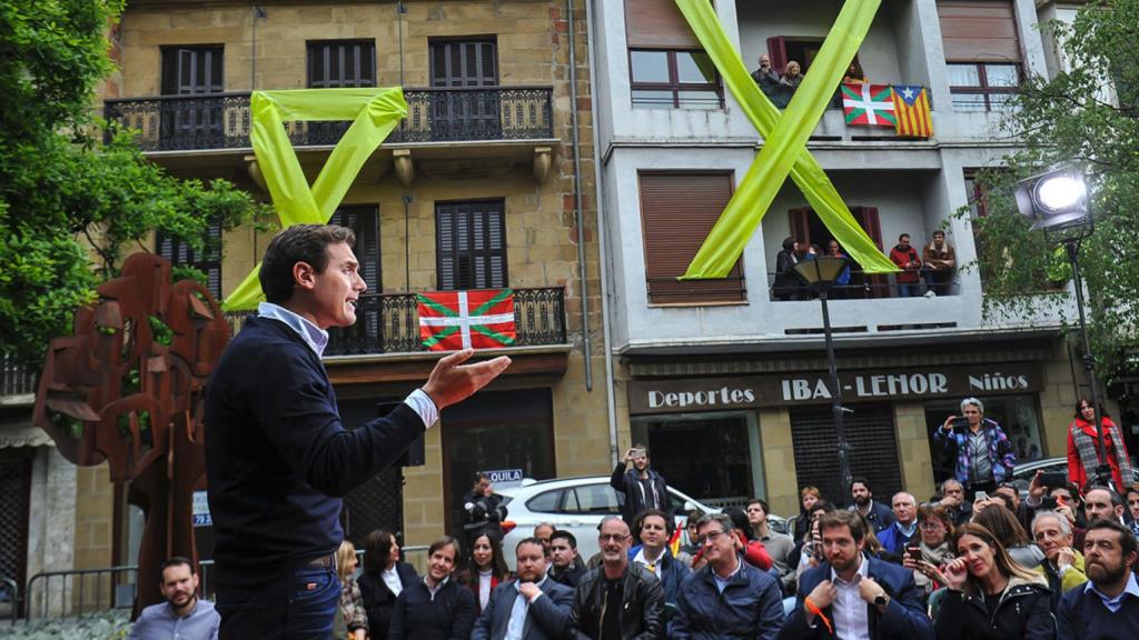 Albert Rivera, en la plaza de Los Fueros de Rentería (Guipúzcoa) durante la campaña electoral del 26-N.