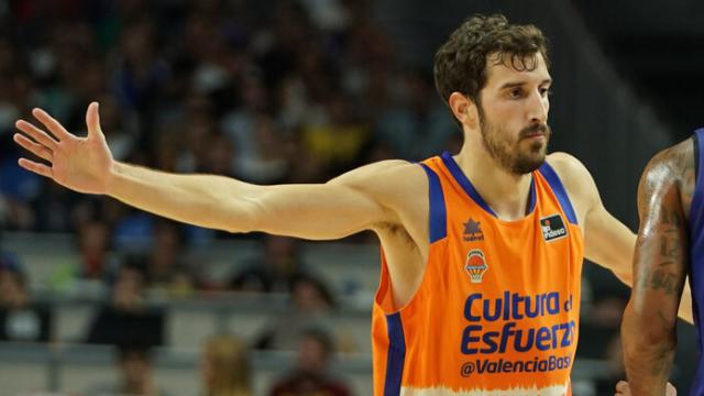 Vives celebra una canasta durante el Barça Lassa - Valencia Basket