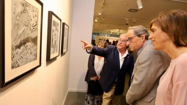 Quim Torra, presidente de la Generalitat, inaugura una exposición.