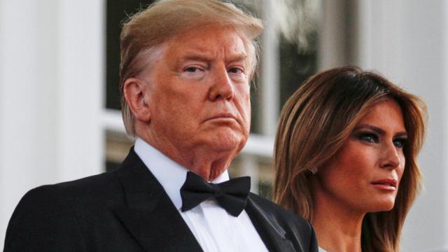 Trump junto a Melania, tras realizar las declaraciones contra Irán.