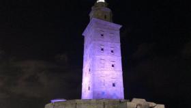 La Torre de Hércules se tiñó de violeta contra las violencias de género