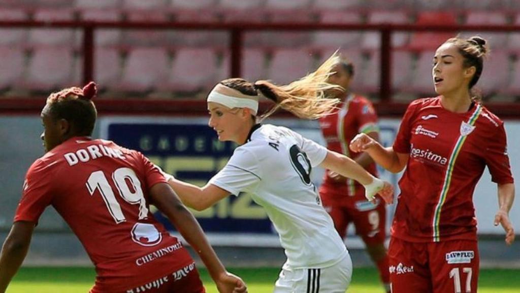 Asllani encara a dos jugadora del Logroño. Foto: Twitter (@CD_Tacon)